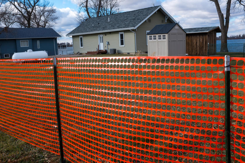 snow fencing house yard 840x560 75